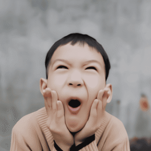 Niño con expresión de sobreestimulación o agobio sensorial, ilustrando los desafíos del TDAH en entornos urbanos.