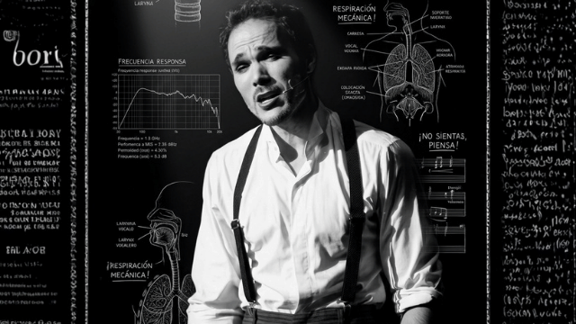 Alejandro Melidoni en el escenario, rodeado por una intrincada maraña conceptual de esquemas técnicos anatómicos del aparato fonador y partituras cubiertas con anotaciones de técnica rígida y control, ilustrando el concepto de 'el Salieri del canto' que sobrepiensa.