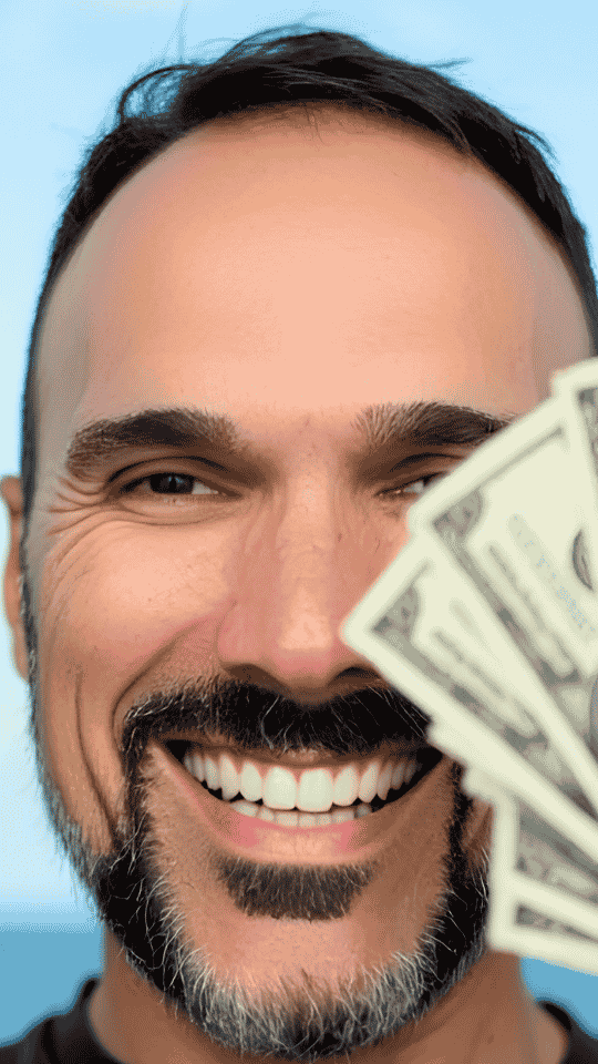 finanzas conscientes – Alejandro Melidoni sonriendo con billetes