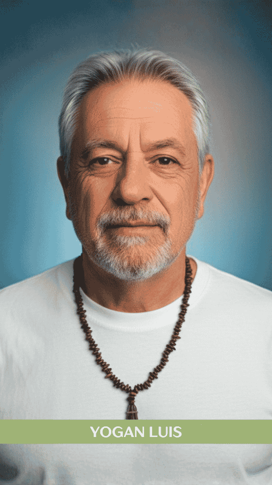 yogan-luis-coach-espiritual-sistema-yogan Yogan Luis, coach espiritual y creador del Sistema Yogan, mirando a cámara con mala de meditación
