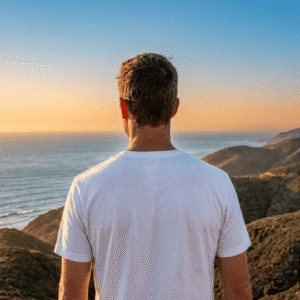 Cómo conocerse a uno mismo: hombre de espaldas mirando el horizonte marino al atardecer | Proyecto Awakenova