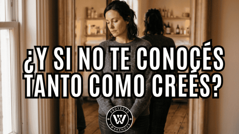 Cómo conocerse a uno mismo: mujer frente a un espejo en actitud reflexiva | Proyecto Awakenova