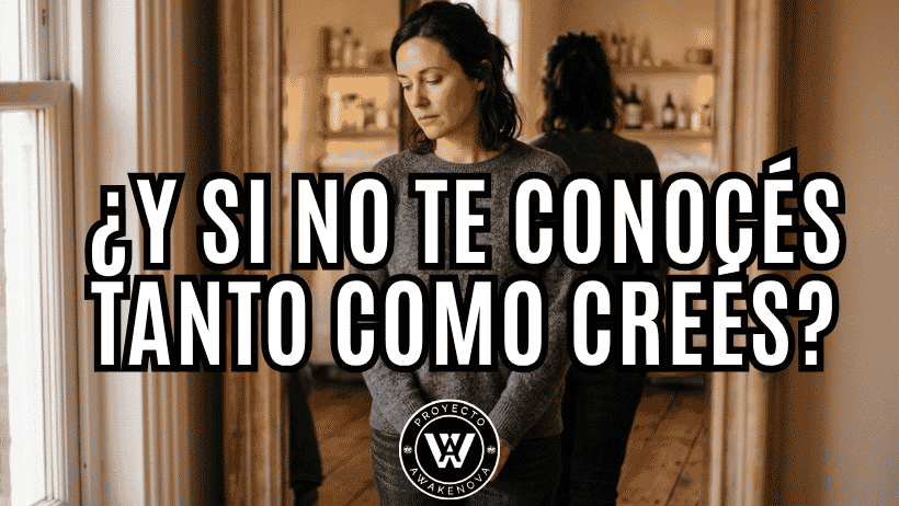 Cómo conocerse a uno mismo: mujer frente a un espejo en actitud reflexiva | Proyecto Awakenova