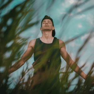 Persona en actitud de entrega consciente, símbolo de paz interior y autodominio mental
